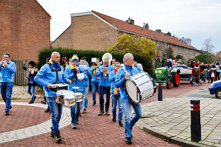 Aankomst van de Sint en zijn Zwarte Pieten in Waarder_027